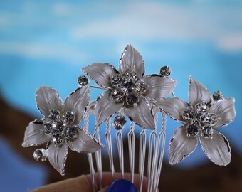 White Flowers with Rhinestone Centers Bridal Comb/ Hair Comb/ Wedding Comb