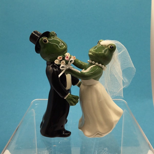 Bride & Groom Frog Wedding Cake Topper / Bride and Groom Dancing Frogs / Comical Wedding Couples / Wedding Frogs