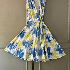 Vintage 1930s-1940s soft cotton seersucker wrap dress with chartreuse and indigo blue beautiful palm leaf pattern, no tags size xs/small