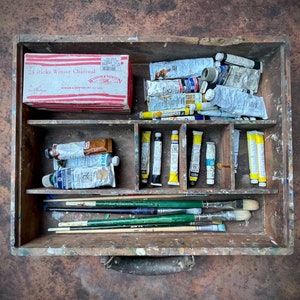 Vintage artist kit beautiful patina great piece! Great size. With paint and brushes