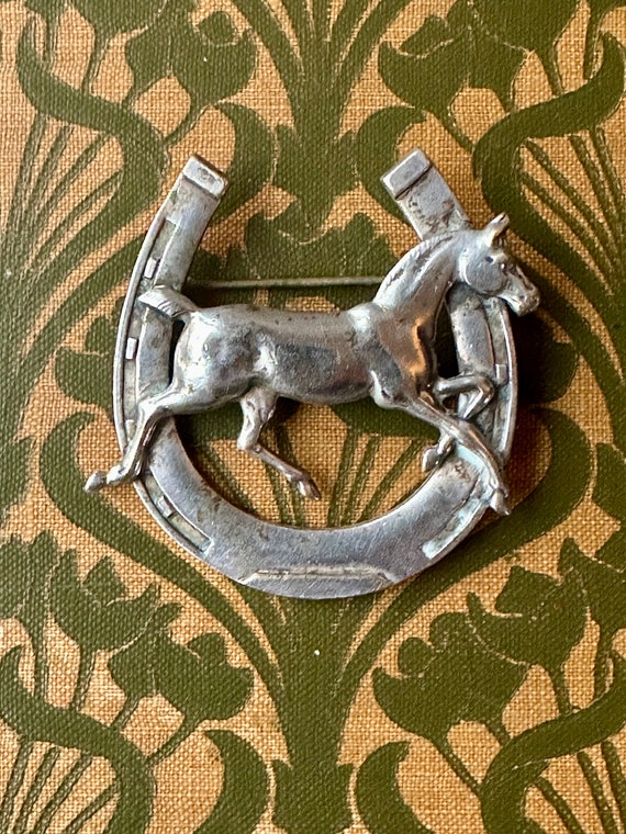 Spilla Da Risvolto Ferro Di Cavallo In Peltro Portafortuna Horse Pin Brooch - Foto 2