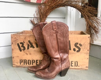 Vintage Frye leather cowboy boots / women’s size 8.5 frye boots