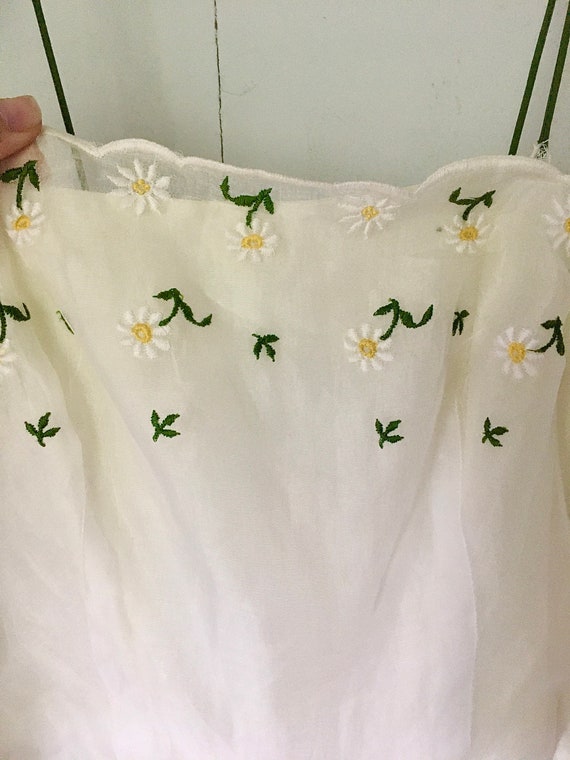 Daisy - Vintage V-Neck Dress