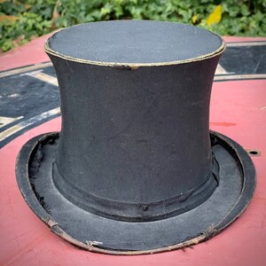 Beautiful 19th Century collapsible top hat silk from Paris.