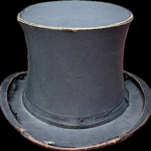 Beautiful 19th Century collapsible top hat silk from Paris.