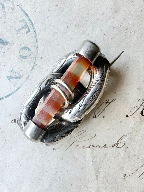 Small Victorian sterling and agate brooch