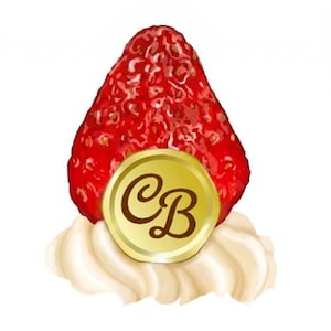 Puede incluir: Una fresa de color rojo brillante con semillas visibles colocada sobre un remolino de nata montada blanca. Un medallón circular de color dorado con las letras cursivas de color marrón oscuro CB está centrado sobre la fresa y la base de nata.