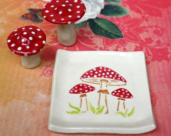 Mushroom tea bag rest. Spoon rest. Magic mushroom ring holder. Jewelry holder. Trinket dish. Ring holder. Alice in Wonderland