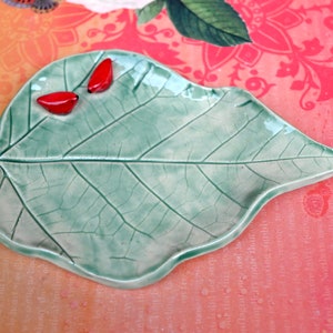 Love birds leaf spoon rest. Red Cardinal dish. Spoon holder. Leaf soap holder. Leaf soap holder. Leaf jewelry holder. Tea bag holder