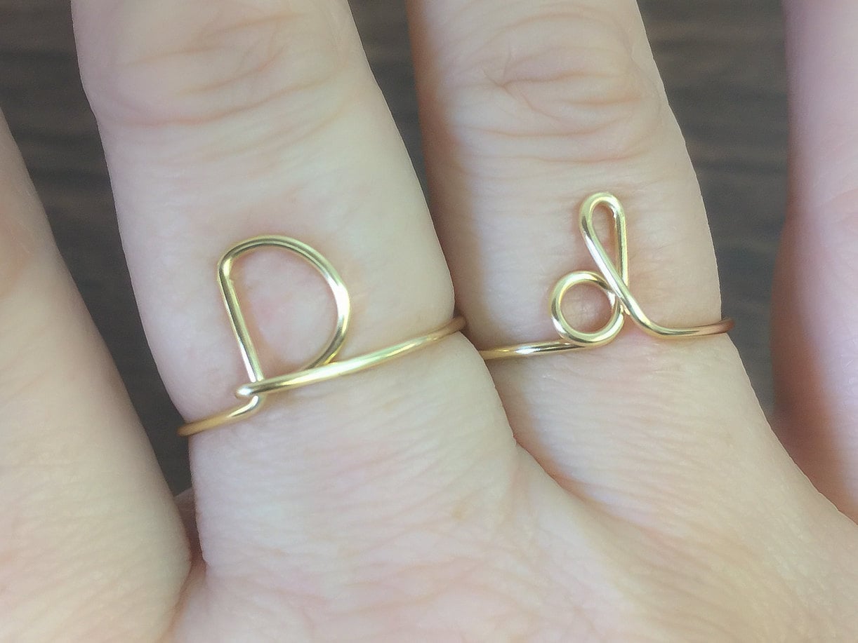 Anillo de letra hotsell