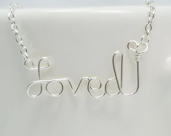 Collar "Loved" envuelto en alambre: Plata resistente al deslustre, detalle de corazón