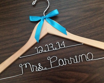 Percha de boda personalizada: Nombre y fecha en alambre, regalo nupcial