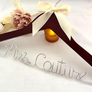 Personalisierter Hochzeitskleiderbügel: Silberdraht, Geschenk Braut