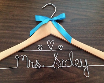 Percha de boda personalizada: Regalo para la fiesta nupcial con doble línea