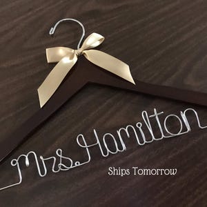 Gruccia personalizzata per abito da sposa, gruccia per matrimonio, nuziale, regalo di nozze, gruccia personalizzata, gruccia per sposa, foto disponibile su richiesta.