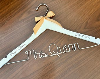Percha de boda personalizada: nombre y fecha grabados, detalle del nombre en el alambre
