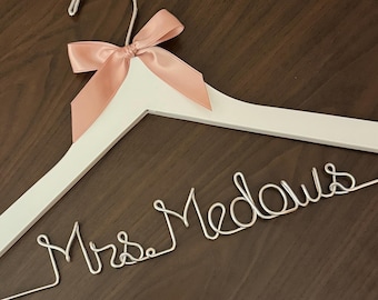 Percha personalizada para vestido de novia: Regalo nupcial de alambre plateado