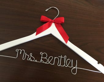 Percha de boda personalizada: Nombre en alambre, accesorio para fotos de la novia