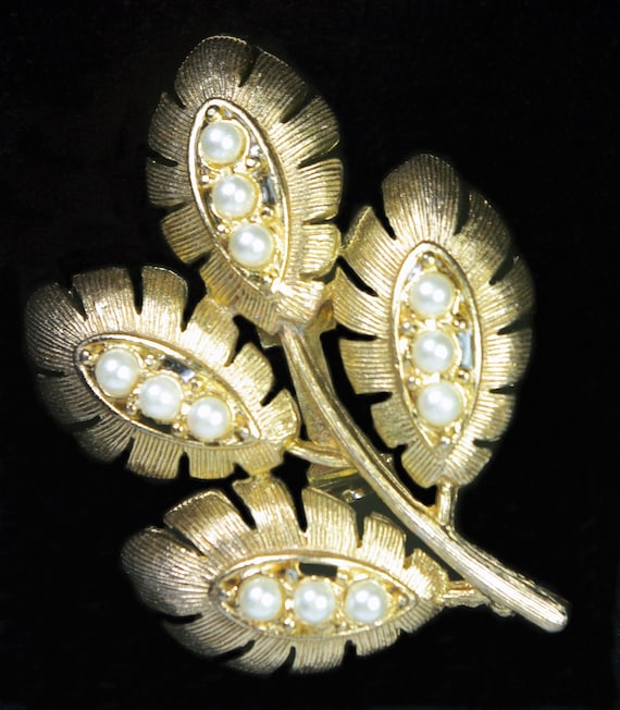 Heavy Vintage Gold Tone Brooch Marked JJ Jonette Jewelry