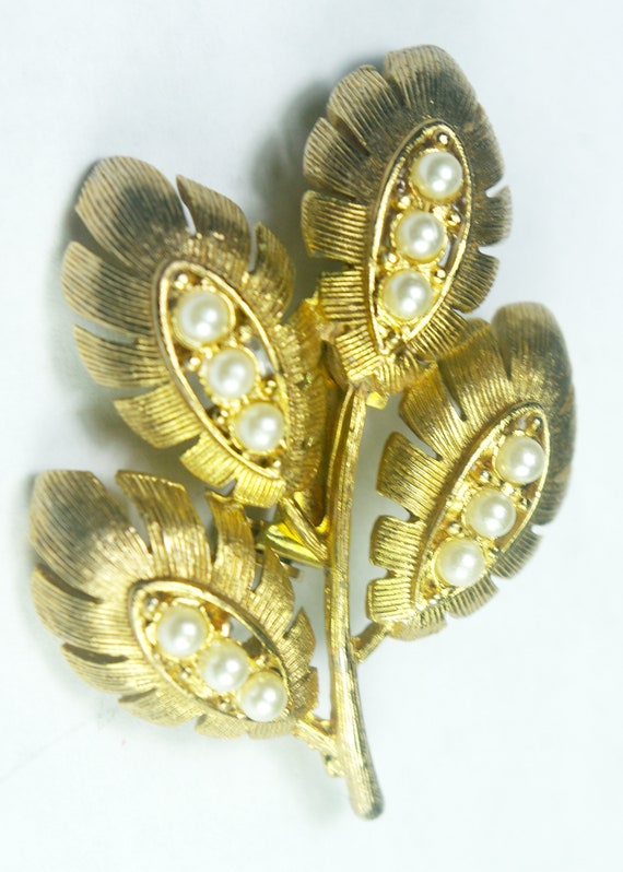 Heavy Vintage Gold Tone Brooch Marked JJ Jewe… Gem