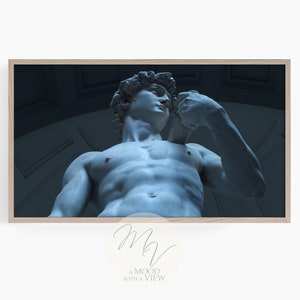 Könnte beinhalten: Eine Nahaufnahme einer weißen Marmorstatue eines Mannes mit erhobenem Arm vor einem dunkelblauen Hintergrund.