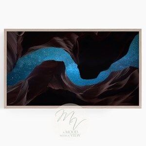 Könnte beinhalten: Ein Foto eines Canyons mit einem sternenklaren Nachthimmel, der durch die Öffnung sichtbar ist. Die Canyonwände sind dunkelbraun, und der Himmel ist tiefblau mit vielen weißen Sternen.