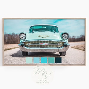 Könnte beinhalten: Ein Vintage-Chevrolet in hellblau mit Chrom-Akzenten steht auf einer asphaltierten Straße. Das Auto ist zur Kamera gerichtet und der Kühlergrill ist sichtbar. Das Auto ist von Bäumen und blauem Himmel umgeben. Unter dem Auto ist eine Farbpalette in Blau- und Grüntönen dargestellt.