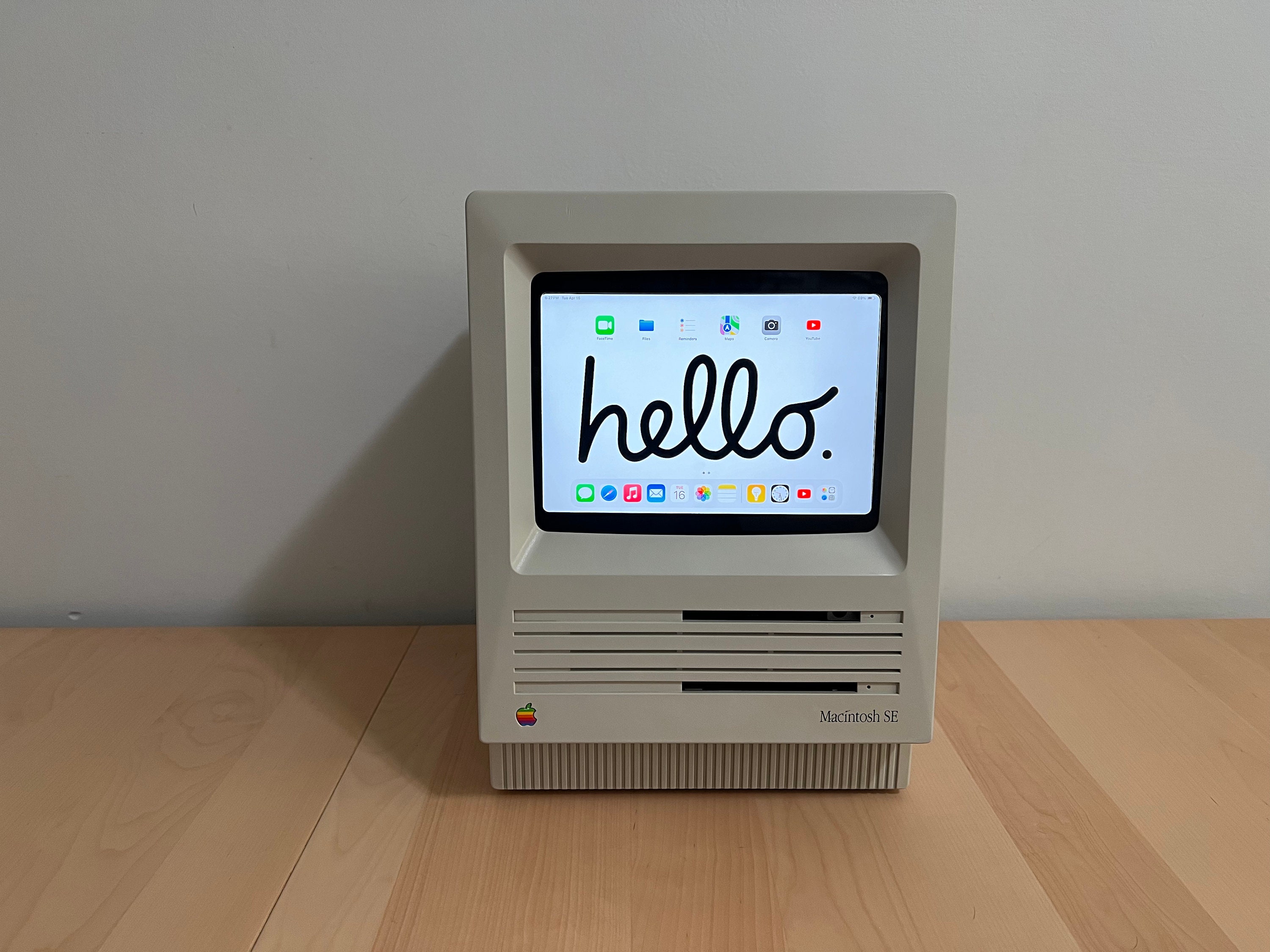 Macintosh SE Retrofitted With an iPad Mini - A Touchscreen Macintosh SE Retrofitted With an iPad Mini - A Touchscreen