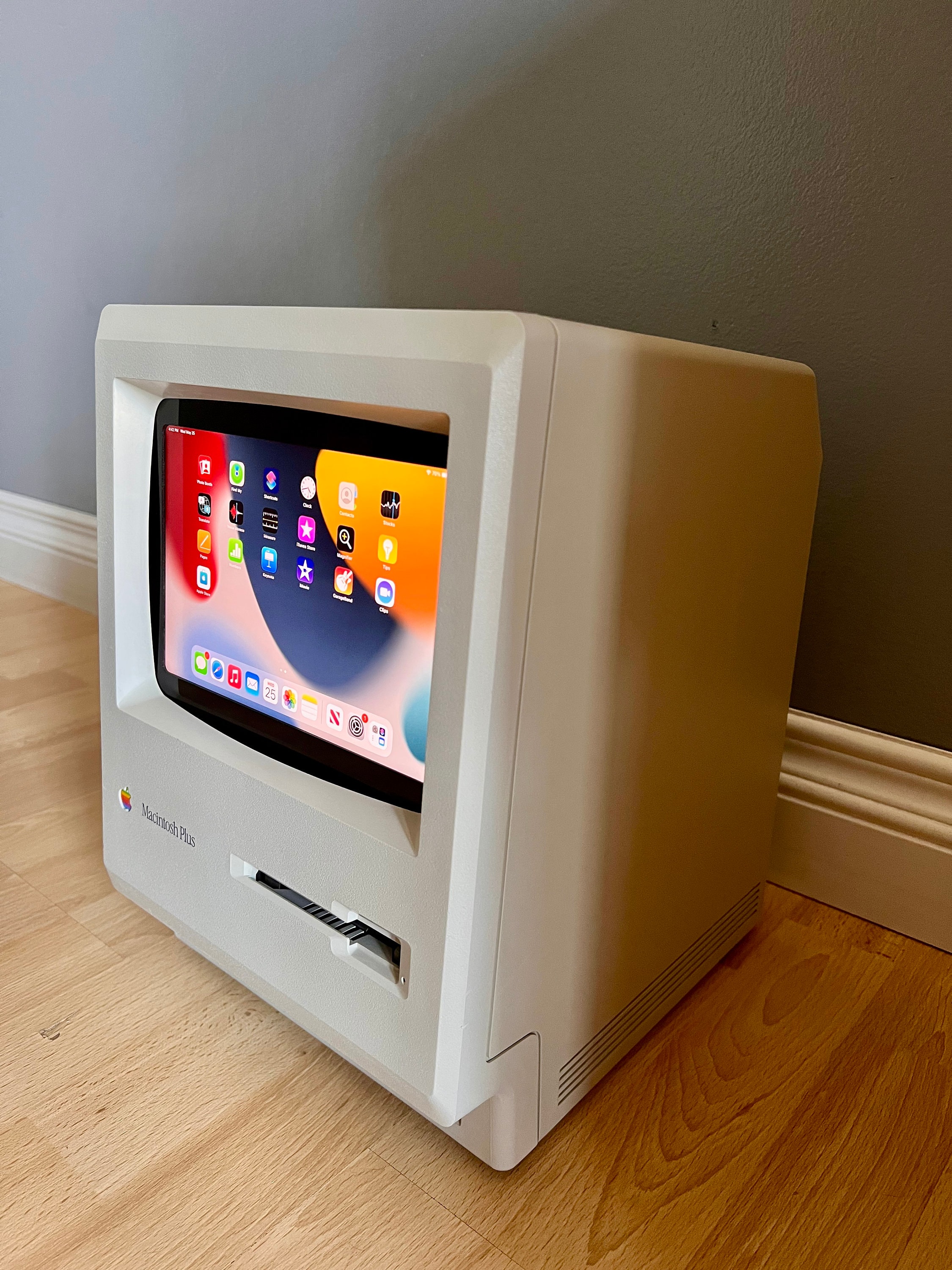 Apple Macintosh Retrofitted With an iPad Mini - A Apple Macintosh Retrofitted With an iPad Mini - A