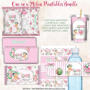 Può includere: Una collezione di decorazioni per feste stampabili rosa e bianche a tema anguria. Include involucri per sacchetti di patatine, etichette Capri Sun, involucri per barrette di cioccolato ed etichette per bottiglie d'acqua. Il testo "One in a Melon" è presente su diversi articoli.