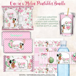 Può includere: Una collezione di decorazioni per feste stampabili a tema anguria. Include involucri ed etichette per varie prelibatezze e bevande. Il design presenta una bambina dei cartoni animati, angurie e il testo "One in a Melon!" in rosa e verde.