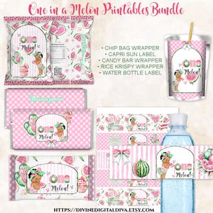 Può includere: Un pacchetto di decorazioni per feste stampabili a tema anguria. Include involucri per sacchetti di patatine, etichette Capri Sun, involucri per barrette di cioccolato, involucri Rice Krispy e etichette per bottiglie d'acqua. Il design presenta fette di anguria rosa e verde, un bambino e il testo "One in a Melon!"