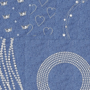 Puede incluir: Un fondo de tela vaquera con una variedad de dise&ntilde;os de diamantes de imitaci&oacute;n. Los dise&ntilde;os incluyen corazones, coronas y c&iacute;rculos.