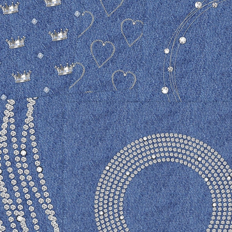 Puede incluir: Un fondo de tela vaquera con una variedad de dise&ntilde;os de diamantes de imitaci&oacute;n. Los dise&ntilde;os incluyen corazones, coronas y c&iacute;rculos.