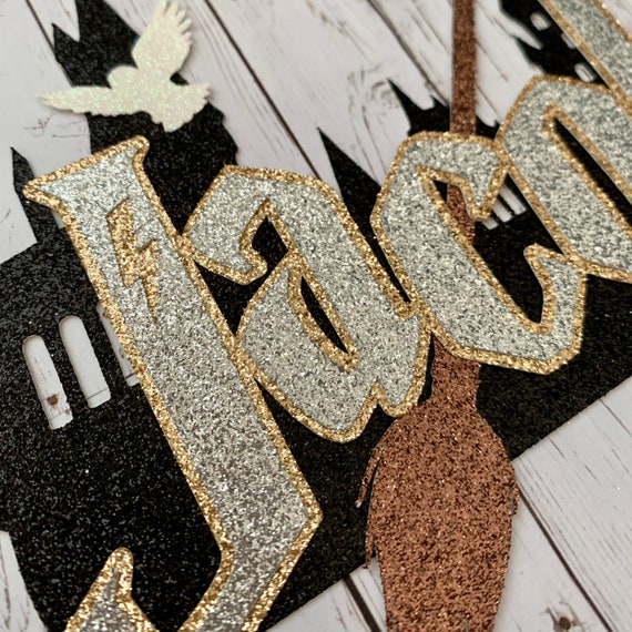 Nombre personalizado inspirado en Harry Potter con fondo escolar Glitter  Die Cut / Decoración de fiesta / Centro de mesa / Cake Topper