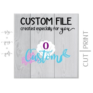 Puede incluir: Un archivo digital para un diseño personalizado con una cola de sirena azul, un coral rosa, una concha blanca con un número 0 morado y la palabra "Custom" en azul. El texto "CUSTOM FILE created especially for you" está en la parte superior de la imagen. El texto "CUT | PRINT" está en el lado derecho de la imagen.