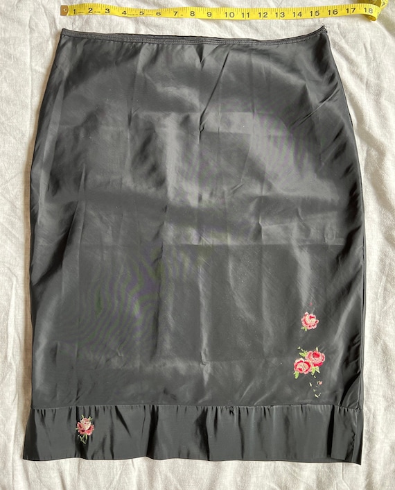 Vintage 60s embroidered Black half slip Gem