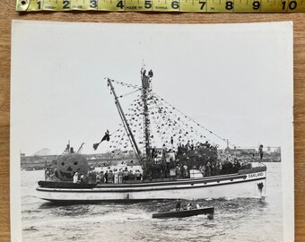 Vintage original 8x10 photo Halloween Hayride on a sailboat in the Bay