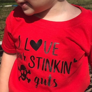i love you, skull, pirate skull, Valentine's Day, friends, friendship, bff, BFF's i love your stinkin' guts t-shirt