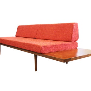 Sofá cama moderno de mediados de siglo: madera maciza de aliso con mesas auxiliares flotantes