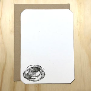 Cartes de correspondance plates et enveloppes d'inspiration vintage, ensemble de papeterie, tasse à café et soucoupe.