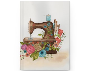 Op de afbeelding: Een vintage naaimachine met een bloemmotief erop geschilderd. De machine is omringd door kleurrijke bloemen, waaronder roze, blauwe en gele.