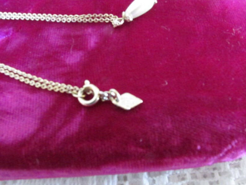 Collectible Jewelry Elongated Pearl Delicate Chain Sarah Coventry Pendant Vintage Pendant