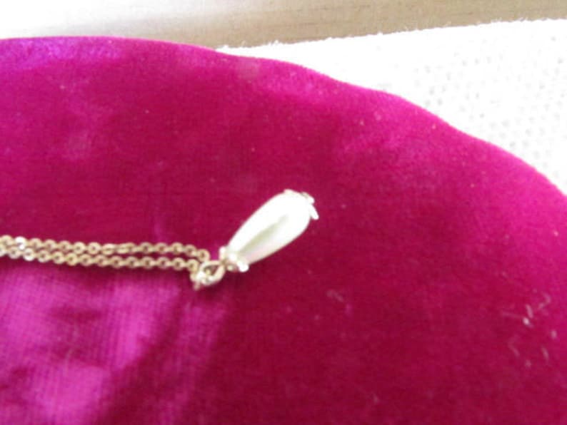 Collectible Jewelry Elongated Pearl Delicate Chain Sarah Coventry Pendant Vintage Pendant