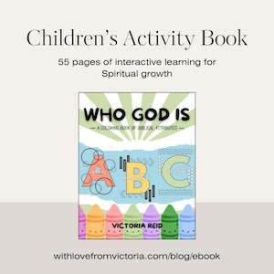 Può includere: Un libro di attività per bambini intitolato "Who God Is" con il sottotitolo "Un libro da colorare di attributi biblici". La copertina presenta lettere ABC colorate e illustrazioni di pastelli. Il libro è pubblicizzato con 55 pagine di apprendimento interattivo.