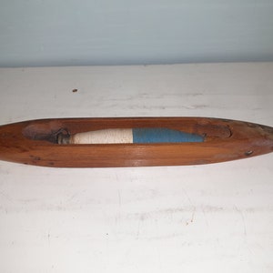 Vintage wooden weaving loom shuttle boat with spool afbeelding 1