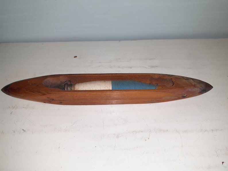 Vintage wooden weaving loom shuttle boat with spool afbeelding 1