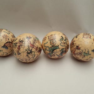 4 małe globusy - globus niebiański z wizerunkami konstelacji i postaci mitologicznych - ø 8,3 cm - zestaw 4 sztuk - globus świata