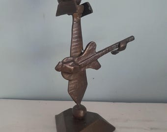 Statua in bronzo chitarrista musicista Arte moderna Surrealismo Arte astratta chitarra