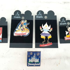 set van 5 Disneyland pins - 45 jaar - Goofey - small world